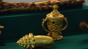 looted asante royal artefacts s